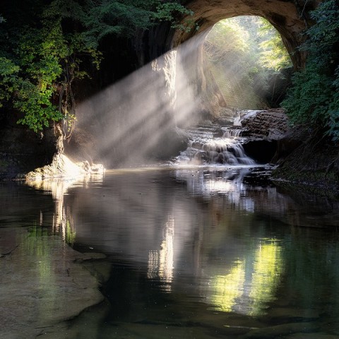 濃溝の滝　亀岩の洞窟サムネイル